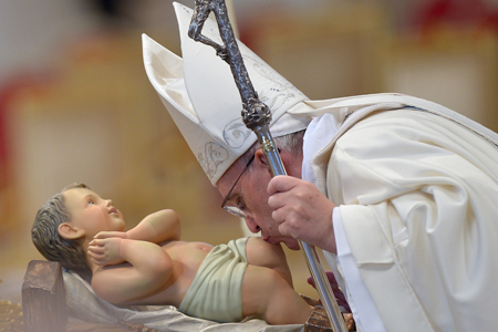 El papa argentino Francisco instó este miércoles a que "se frene el camino de la violencia" en el mundo ante una multitud congregada en la plaza de San Pedro con ocasión de su primer ángelus del año 2014.