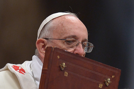 El papa Francisco besa el libro de los evangelios durante una misa en la basílica de San Pedro, en Ciudad del Vaticano, el 1 de enero de 2014.
AFP / FILIPPO MONTEFORTE