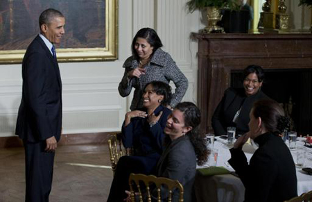 El presidente estadounidense Barack Obama ríe con varias mujeres en la Sala Este de la Casa Blanca, luego de que firmó un memorándum para crear una fuerza especial que haga frente a las violaciones sexuales en las universidades.
AP / CAROLYN CASTER