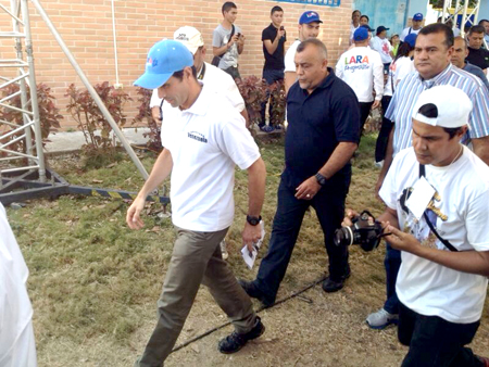 Capriles, mostró su satisfacción "por tener la oportunidad de celebrar junto a millones de personas una tradición religiosa tan importante"