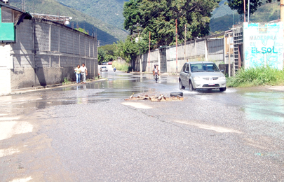 En una calamidad se ha convertido esta vía de desahogo entre Valle Arriba y Terrinca por las aguas negras sin control