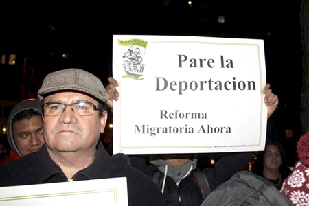 Inmigrantes protestaron el martes 10 de diciembre de 2013, frente a la sede del Servicio de Inmigración y Control de Aduanas (ICE), en Nueva York (NY, EE. UU.).