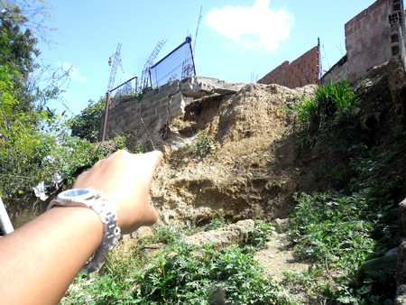 Los deslizamientos de tierra se hacen sentir en varios puntos de La Coromoto, poniendo en riesgo la vida de varias familias