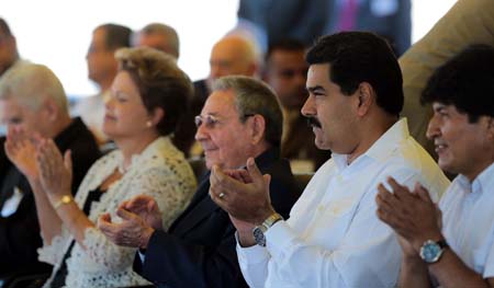 El presidente de la República, Nicolás Maduro, acompañó este lunes a sus homólogos de Brasil, Dilma Rousseff, y de Cuba, Raúl Castro en la inauguración de las obras de ampliación del Puerto Mariel, ubicado en la provincia de Artemisa, 50 kilómetros al oeste de La Habana.
NES FLASH / JC