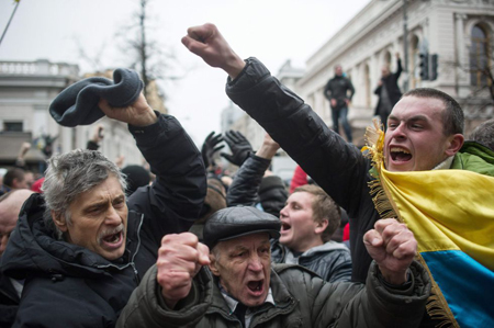 Manifestantes ucranianos celebran en la Plaza de la Inde  pendencia, en Kiev, la destitución de Yanukóvich.