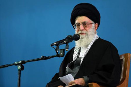 El líder supremo iraní, el ayatola Alí Jamenei, durante un discurso a militares en Teherán, Irán, el sábado 8 de febrero de 2014
AP