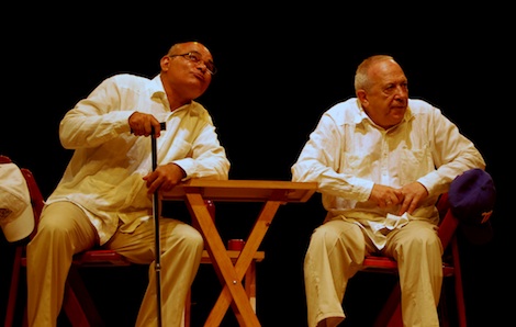  La vejez Aníbal Grunn y Wilfredo Peraza, mayores de 60 años, en la obra se preguntan sobre los porqué y los para qué de la existencia, con muy buen humor y sin solemnidades