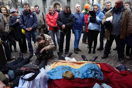 Un fotógrafo de Reuters contó 21 civiles muertos en la Plaza de la Independencia, a pocos metros donde el presidente Yanukovich se reunía con una delegación de la UE