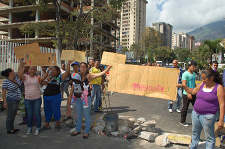 Grupos de familias trancan la avenida principal de La Urbina exigiendo soluciones habitacionales