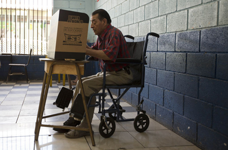 Un elector costarricense minúsválido, ejerce su derecho al voto en un centro electoral ubicado en una escuela a las afueras de San JoséAP / MOISES CASTLLO