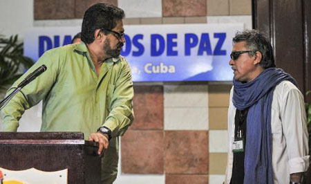 El comandante de las FARC Iván Márquez (i) y Jesús Santrich (d) previo a una ronda de negociaciones el 5 de febrero de 2014 en La Habana
AFP / YAMIL LAGE