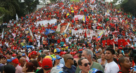 En la concentración, niños, jóvenes, mujeres, hombres, adultos mayores, movimientos sociales, milicias y misiones alzaron su voz por los caídos, por los héroes, por los luchadores.