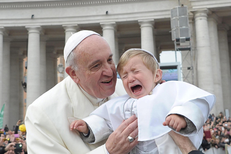 Al papa Francisco le ha salido un imitador. Daniele De Sanctis, de 19 meses de edad, llegó en brazos de su madre, Paola Ciabattini, a la audiencia general papal
AP