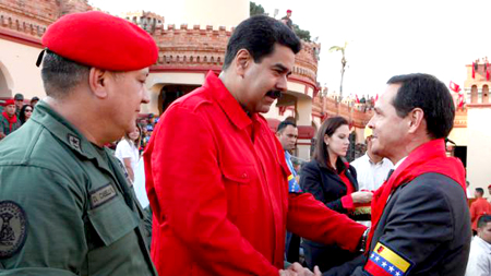 El Presidente de la República Nicolás Maduro Moros, saluda al gobernador del Táchira, mayor José Vielma Mora, orador de orden en el acto oficial por el 4F en el Cuartel de la Montaña.