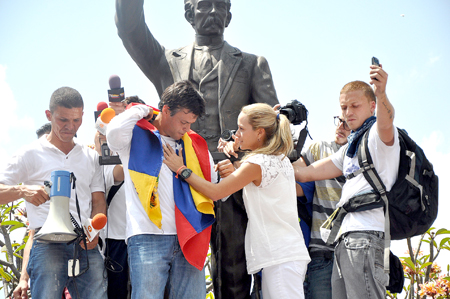 Liliana Tintori, esposa de Leopoldo López le entrega un cristo poco antes de que el dirigente de VP se entregara a la justicia.