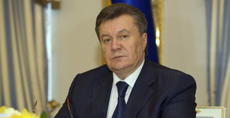 El destituido presidente ucraniano Viktor Yanukovich, quien apareció en público por primera vez desde que huyó a Rusia, dijo el viernes que no abandonará la lucha por el futuro de su país