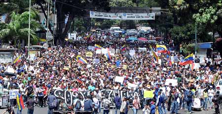 Los estudiantes universitarios marcharon en sana paz este lunes desde la Plaza Brión en Chacaíto, hasta la sede de la Conatel, en Las Mercedes.
NEWS FLASH / JC