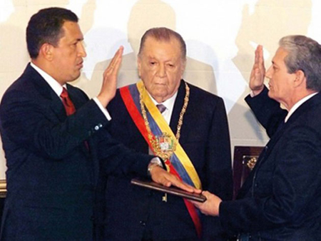 En la foto de Archivo, Chávez tras recibir la banda presidencial de Rafael caldera, es juramentado por el entonces presidente del extinto Congreso Nacional, coronel Luis Alfonso Dávila.