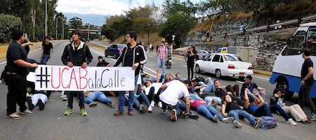 * Durante la protesta, los universitarios dibujaron en el asfalto siluetas que representaban a los venezolanos caídos a manos de la delincuencia