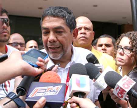 El Director General de la Conatel, William Castillo,  declara a medios nacionales e internacionales a las puertas de la institución