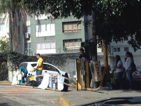 Opositores cierran el paso hacia el sector El Cigarral, municipio El Hatillo
@SoyVnezolano