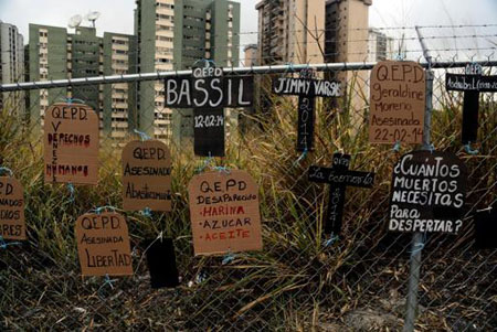 Cartones con forma de lápidas y cruces cuelgan de una reja con los nombres de las personas muertas en las protestas de las últimas semanas en Caracas, Venezuela, el miércoles 5 de marzo de 2014
AP / FERNANDO LLANO