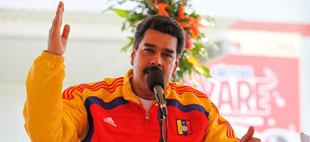 Buscando arengar a su "tropa tuitera", Maduro premió esta semana a una joven simpatizante que disparó en febrero más de 1.000 mensajes en "la guerra mediática de grupos fascistas"LV
