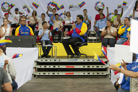 En este evento el Presidente asignó una partida para 80 mil becas que se asignarán a estudiantes de bachillerato de bajos recursos y otras 15 mil para la creación de un sistema de preparadurías para los alumnos de 4º y 5º año