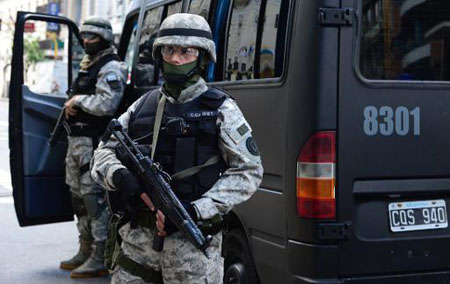 Policías argentinos montan guardia en una zona de la capital, en un operativo de seguridad ante denuncias de actividades de narcotraficantes.
AFP / DANIEL GARCIA