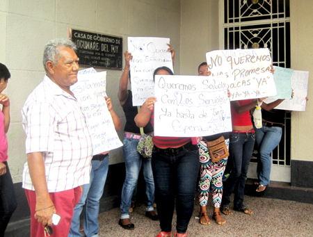 Los residentes de “Villa Rosa” se apostaron con sus pancartas a las puertas de la alcaldía en busca de respuesta