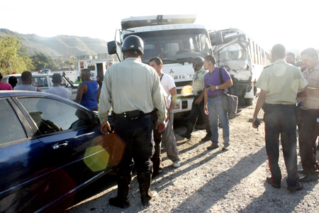 Fuerte colisión entre buseta y camión cargado de arena causó estragos en la avenida Intercomunal Guarenas-Guatire