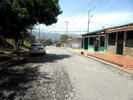 La soledad de la urbanización Rosa Blanca es dibujada por los huecos entre los que se abre paso la delincuencia