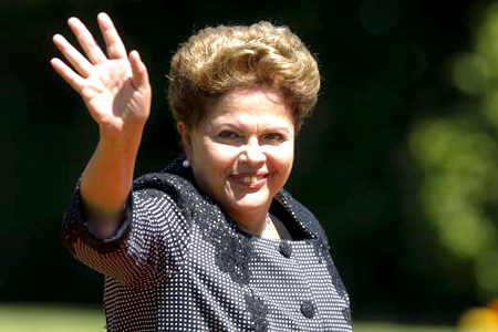 La presidenta de Brasil Dilma Rousseff saluda a periodistas tras asistir a la asunción de la presidenta de Chile Michelle Bachelet