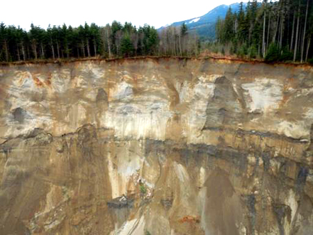 Foto obtenida el 25 de marzo de 2014, cortesía del Departamento de Tránsito del Estado de Washington muestra una vista de la ladera de montaña que se desmoronó cerca de la ruta SR 530, en el Condado de Snohomish en Oso, Washington, el 22 de marzo de 2014.