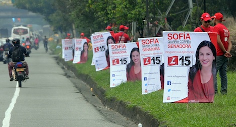  La candidata a diputado del Partido Liberal, Sofía Gaviria, en el costado de una avenida de Medellín, Colombia