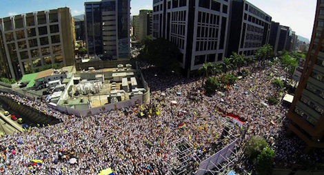 Retrocesos políticos, nacionales e internacionales, del oficialismo, no hubieran sido posibles sin la lucha que en las calles ha mostrado la valiente respuesta estudiantil y ciudadana a la represión política y a la crisis económica