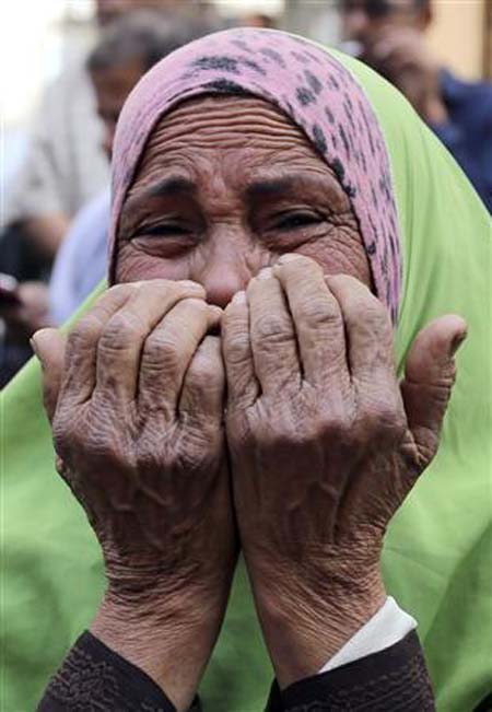 El angustiado rostro de la madre de un acusado de ser partidario del depuesto presidente Mohamed Mursi