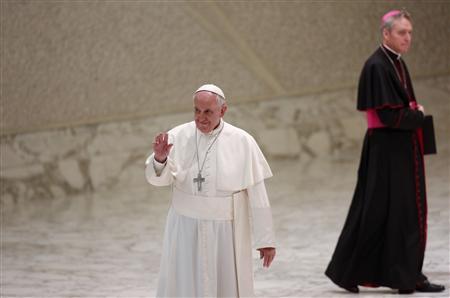 El Papa Francisco saluda a su llegada a una audiencia especial en el salón Paulo VI en el Vaticano, abr