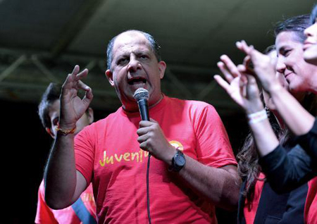 Aunque rechaza ser visto como el "casi presidente", Luis Guillermo Solís empezó a delinear su gabinete para asumir el próximo 8 de mayo, por un periodo de cuatro añosAFP / EZEQUIEL BECERRA