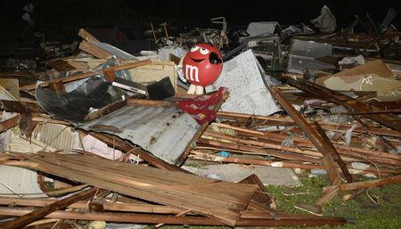 En la imagen, restos de una vivienda dañada vista tras el paso de un tornado por la localidad de Mayflower, en el estado estadounidense de Arkansas, a última hora del 27 de abril de 2014.