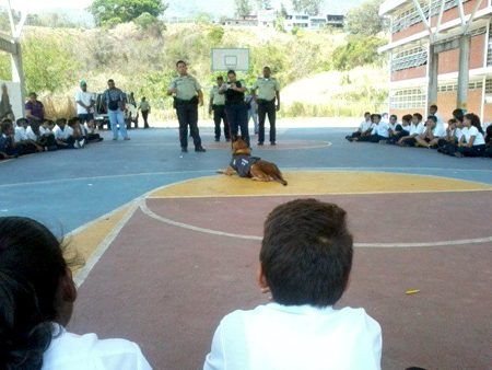 La gráfica muestra al grupo de niños en medio del conversatorio realizado en la Cacica Soto, de La Rosa