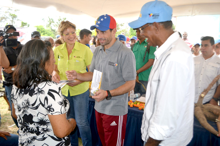 El gobernador del estado Miranda, Henrique Capriles Radonski, se comunicó vía telefónica desde Barlovento con el programa radial Almorzando con Emilio