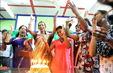 Transgéneros celebran con un pastel el veredicto de la Suprema Corte de India de reconocer un tercer género