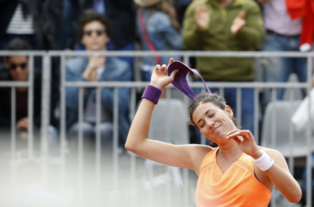 La jugadora hispanovenezolana nacida en Caracas y de madre guatireña Garbiñe Muguruza avanzó a octavos de final de Roland Garros tras derrotar a la eslovaca Anna Schmiedlova por 6-2, 6-4, en una hora y 31 minutos, dos días después de haber acabado con la número uno del mundo, la estadounidense Serena Williams