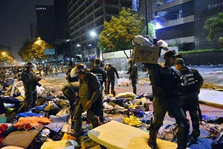 Agentes de la Guardia Nacional de Venezuela revisan y desarman un campamento de opositores en Caracas el jueves 8 de mayo de 2014.
AFP / CARLOS BECERRA