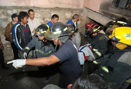 Los bomberos llevan el cuerpo de una mujer muerta a causa de un deslizamiento de tierra en Huehuetlan El Grande
AFP / JOSE CASTAÑARES