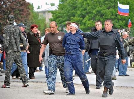 Sloviansk vive tiempos convulsos. El sonido de los disparos es cada vez más habitual y el Gobierno de Kiev tiene cada vez más problemas. En Odesa, cientos de ciudadanos han llorado a los 40 muertos durante el incendio provocado por los activistas proucranianos. La guerra civil parece cada vez más cerca en Ucrania, ante el creciente enfrentamiento entre prorrusos y ultranacionalistas.