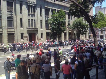 Trabajadores de Ipostel salieron desde la sede en la avenida San Martín y marcharon hasta la vicepresidencia de la república