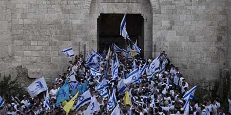 Miles de nacionalistas judíos, en su mayoría adolescentes y jóvenes, marcharon este miércoles por las principales calles de Jerusalén