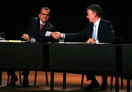 Los candidatos a la Presidencia de Colombia el mandatario Juan Manuel Santos (d) y Óscar Iván Zuluaga (i), del Centro Democrático, estrechan la mano el  jueves 22 de mayo de 2014, tras participar en uno de los debates con todos los aspirantes, en Bogotá.